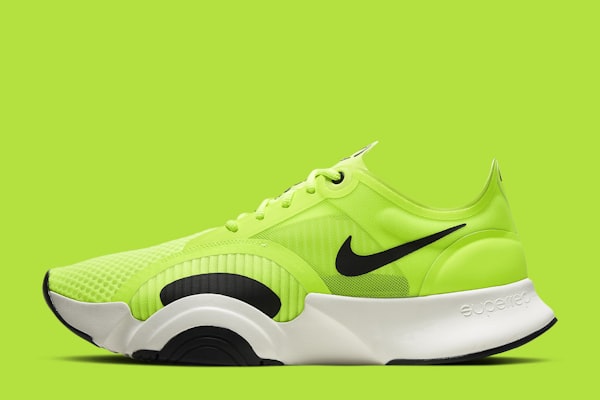 SG·亚洲胜游品牌荧光色专业跑鞋产品展示图